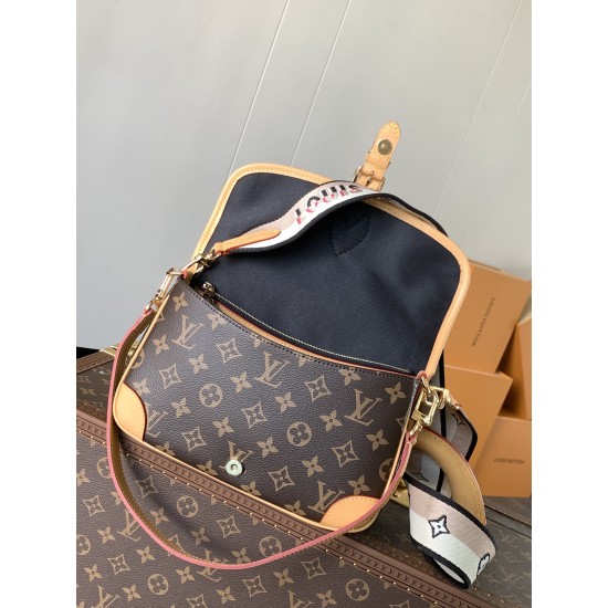 M45985 Baguette Bag Diane Handbag with pockets and neat interior Wide jacquard shoulder strap with Louis Vuitton logo and Monogram floral on both sides Size 240 x 150 x 90 cm