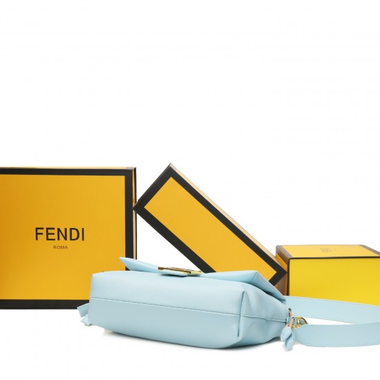 250 Celebrate the new Mamma Baguette is coming the double combination of baguette and lucky bag the most gentle bag in the whole network there is no one soft and sticky lambskin is also too tender both lazy and high-grade iconic hardware buckle with lambs