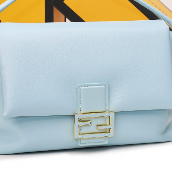 250 Celebrate the new Mamma Baguette is coming the double combination of baguette and lucky bag the most gentle bag in the whole network there is no one soft and sticky lambskin is also too tender both lazy and high-grade iconic hardware buckle with lambs