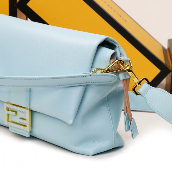 250 Celebrate the new Mamma Baguette is coming the double combination of baguette and lucky bag the most gentle bag in the whole network there is no one soft and sticky lambskin is also too tender both lazy and high-grade iconic hardware buckle with lambs
