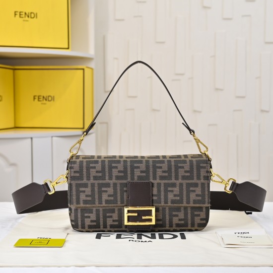 P230 model 3381 silver buckle FEND1 vintage super valiant antique baguette armpit bag this year the armpit bag is the mainstream properly concave styling artifacts many fashion bloggers are manually a baguette is Fendi's most classic a bag on the body is 