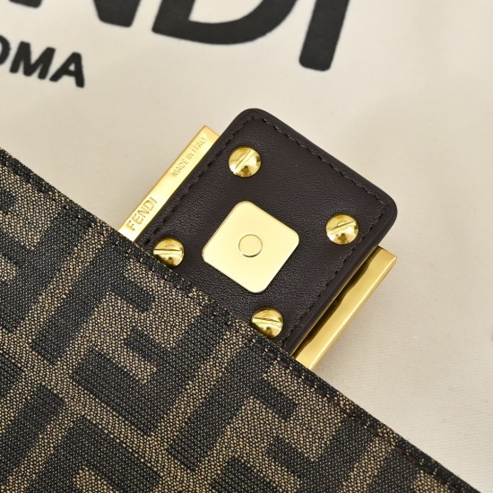 P230 model 3381 silver buckle FEND1 vintage super valiant antique baguette armpit bag this year the armpit bag is the mainstream properly concave styling artifacts many fashion bloggers are manually a baguette is Fendi's most classic a bag on the body is 