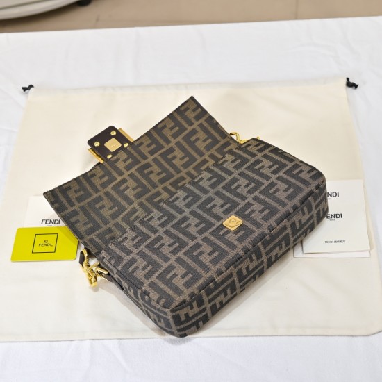 P230 model 3381 silver buckle FEND1 vintage super valiant antique baguette armpit bag this year the armpit bag is the mainstream properly concave styling artifacts many fashion bloggers are manually a baguette is Fendi's most classic a bag on the body is 