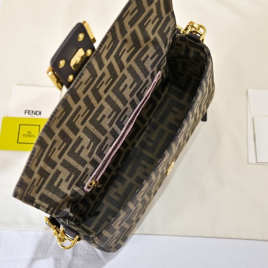 P230 model 3381 silver buckle FEND1 vintage super valiant antique baguette armpit bag this year the armpit bag is the mainstream properly concave styling artifacts many fashion bloggers are manually a baguette is Fendi's most classic a bag on the body is 