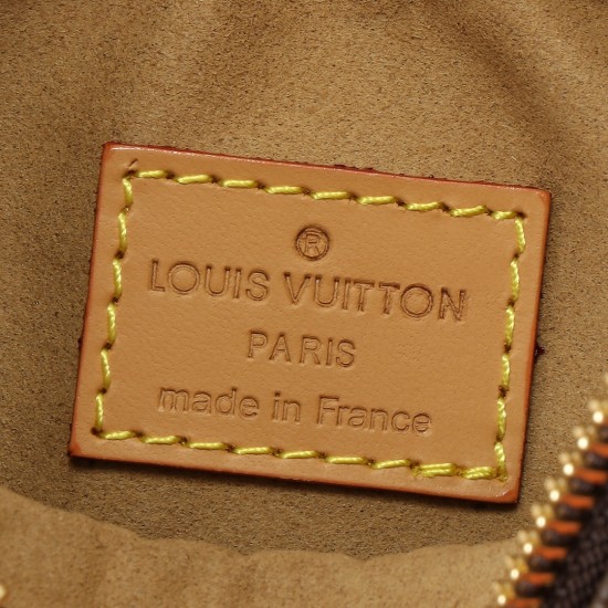 210 Original Upgraded Nicolas Ghesquire Traces his roots to the Croissant bag from the Louis Vuitton archives for the Spring 2022 collection Loop Half Moon Baguette Bag Compact shape to fit the body's rhythms Zippered front pocket with rounded LV zipper h