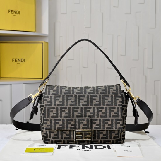 220 Model 7716 The new Mamma Baguette is coming to you The double combination of baguette and lucky bag The most gentle bag on the net is not one of the soft and sticky lambskin is also too tender Both lazy and high-grade Iconic hardware buckle with lambs