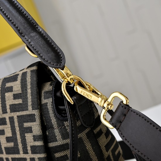 220 Model 7716 The new Mamma Baguette is coming to you The double combination of baguette and lucky bag The most gentle bag on the net is not one of the soft and sticky lambskin is also too tender Both lazy and high-grade Iconic hardware buckle with lambs