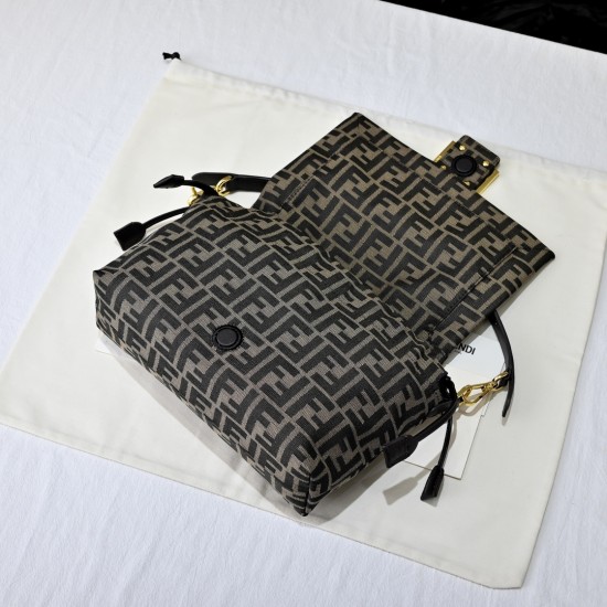 220 Model 7716 The new Mamma Baguette is coming to you The double combination of baguette and lucky bag The most gentle bag on the net is not one of the soft and sticky lambskin is also too tender Both lazy and high-grade Iconic hardware buckle with lambs