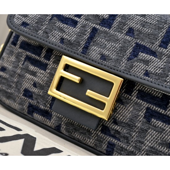 Model No. 3368200The newest model of the new Fendi dazzling debut into the world when the arches of the Italian Palace of Culture is lit up by rainbow lights like a dreamy music played officially joined the Fendi FF family to show Fendi's casual attitude 