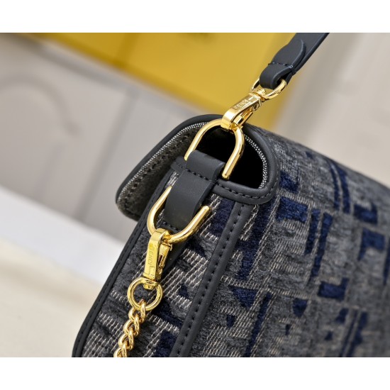 Model No. 3368200The newest model of the new Fendi dazzling debut into the world when the arches of the Italian Palace of Culture is lit up by rainbow lights like a dreamy music played officially joined the Fendi FF family to show Fendi's casual attitude 