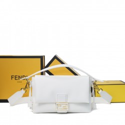 250 Celebrate the new Mamma Baguette is coming the double combination of baguette and lucky bag the most gentle bag in the whole network there is no one soft and sticky lambskin is also too tender both lazy and high-grade iconic hardware buckle with lambs