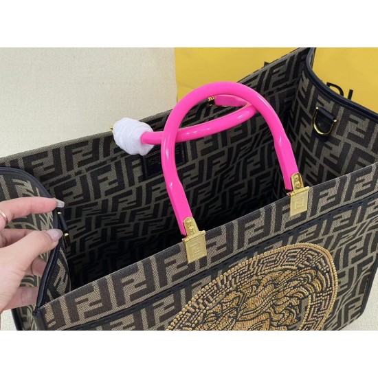 Upgraded version of the batch 390 official website of the latest tor old flower tor oversized spot FI X Versace co-branded models tote bag 2 brand letters LOGO combined design with resin plum pink handle is the biggest focus of the entire bag body Versace