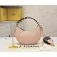 Size 24220 Model 1007 Chain 30Fendi Spring/Summer 2022 collection introduces a new half-moon underarm bag style with FENDI's metal letter logo at the bottom of the bag super valiant underarm bag this year, the underarm bag is the mainstream of the proper 
