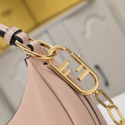 Size 24220 Model 1007 Chain 30Fendi Spring/Summer 2022 collection introduces a new half-moon underarm bag style with FENDI's metal letter logo at the bottom of the bag super valiant underarm bag this year, the underarm bag is the mainstream of the proper 