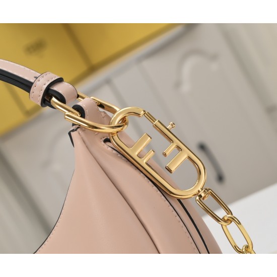 Size 24220 Model 1007 Chain 30Fendi Spring/Summer 2022 collection introduces a new half-moon underarm bag style with FENDI's metal letter logo at the bottom of the bag super valiant underarm bag this year, the underarm bag is the mainstream of the proper 