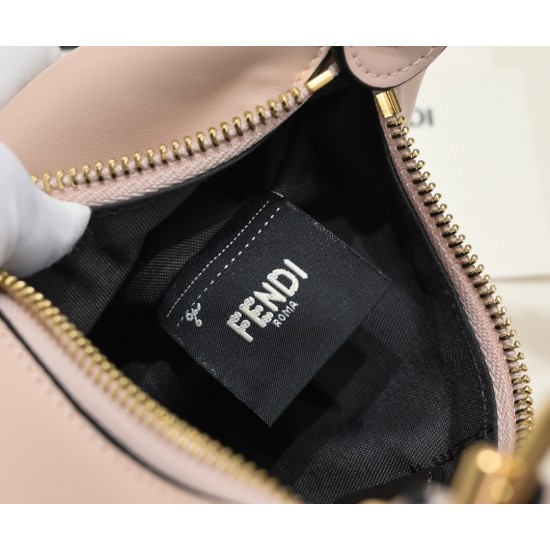 Size 24220 Model 1007 Chain 30Fendi Spring/Summer 2022 collection introduces a new half-moon underarm bag style with FENDI's metal letter logo at the bottom of the bag super valiant underarm bag this year, the underarm bag is the mainstream of the proper 