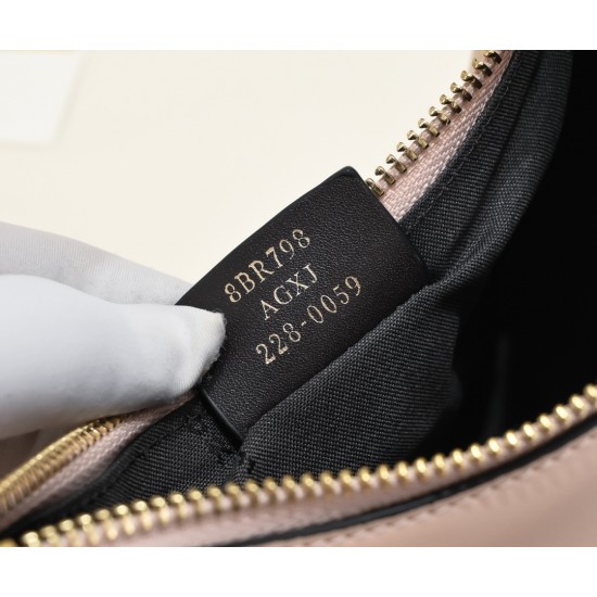 Size 24220 Model 1007 Chain 30Fendi Spring/Summer 2022 collection introduces a new half-moon underarm bag style with FENDI's metal letter logo at the bottom of the bag super valiant underarm bag this year, the underarm bag is the mainstream of the proper 