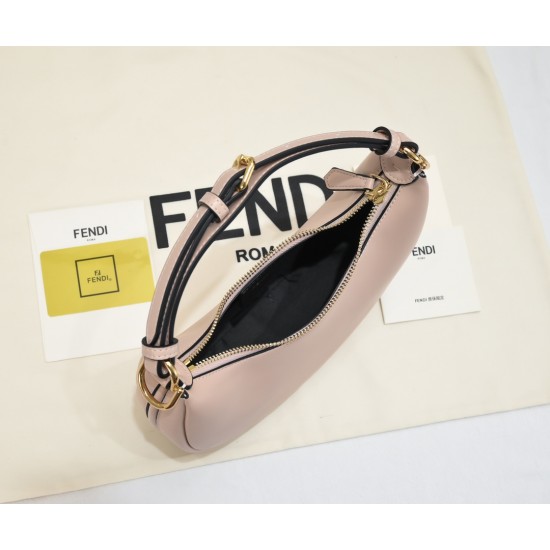 Size 24220 Model 1007 Chain 30Fendi Spring/Summer 2022 collection introduces a new half-moon underarm bag style with FENDI's metal letter logo at the bottom of the bag super valiant underarm bag this year, the underarm bag is the mainstream of the proper 