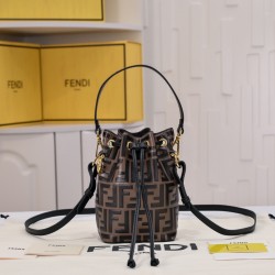 180 upgraded version of the 100% cowhide Fendi MINI BUCKET small and exquisite but so large capacity double F classic and return to the unique F double circle on this exquisite system to add a chic embellishment can be handheld or crossbody to meet your v