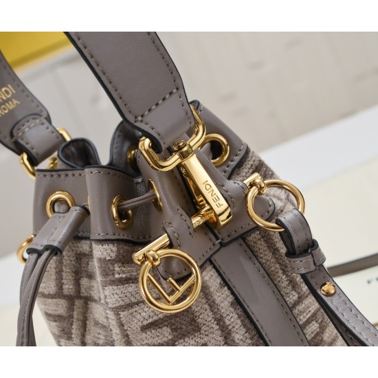 210 original material FENDI counter with the same MON TRSOR bucket bag decorated with dove gray iconic FF logo shoulder or handheld is super practical Size 181210cm Model No. 8899