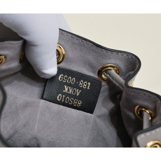 210 original material FENDI counter with the same MON TRSOR bucket bag decorated with dove gray iconic FF logo shoulder or handheld is super practical Size 181210cm Model No. 8899
