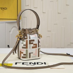 200 model 0189 with box FENDI small bucket large capacity is really too loaded la fendi new small bucket this proper retro street feeling very fashionable figure although it is a small a mini bucket bag is really full of loaded cell phone nursery car keys