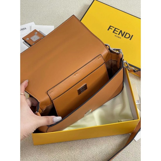 升级版牛皮批390官网最新Fendi X TiffanyCo限量款法棍携手推出经典的中型Baguette包款的独以经典的Tiffany BlueTM光滑牛皮制成FF勾扣采纯银 制成并饰有描绘双T图案的Tiffany BlueTM3珐琅细节包包采用Tiffany 经典蓝带来令人耳目一新的视觉盛宴盖面五金与包身牛皮完美结合包搭配可拆卸手柄和长肩带可手提单肩斜挎满足日常需求包饰有Return To Tiffany 圆形坠饰搭配原版包装盒满满的高级感型号3913尺寸26515