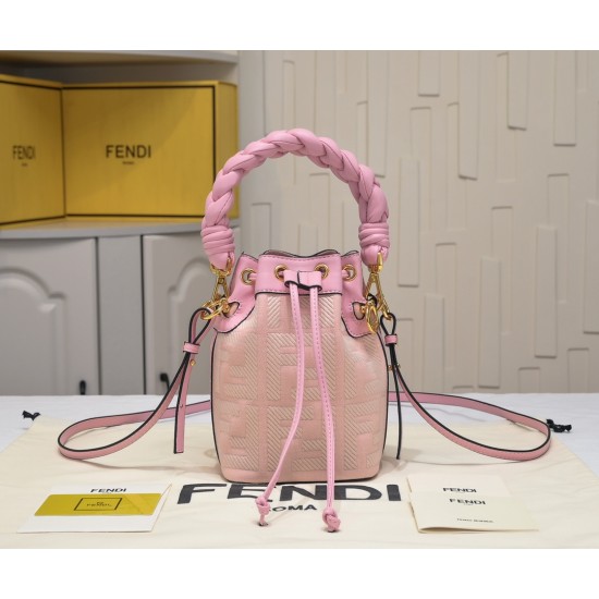 220 model 0189 with box FENDI small bucket large capacity is really too loaded la fendi new small bucket this proper retro street feeling very fashionable figure although it is a small a mini bucket bag really full of loaded cell phone nursery car keys P 