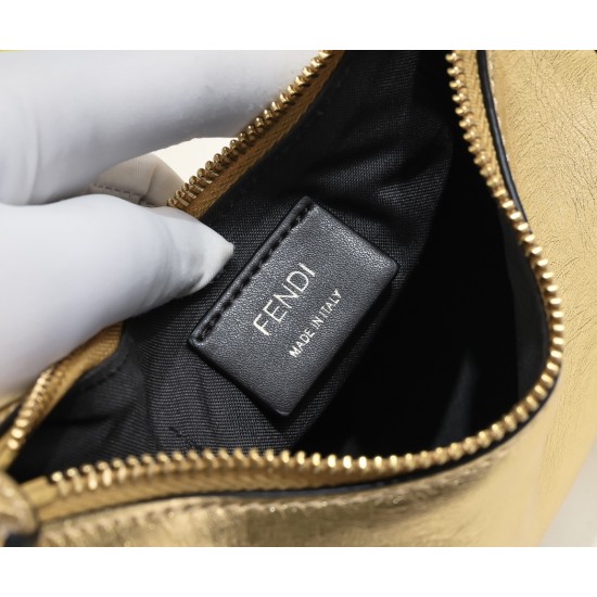 Size 24220 Model 1007Fendi Spring/Summer 2022 collection introduces a new half-moon underarm bag style with FENDI's metal letter logo at the bottom of the bagSuper valiant underarm bagThis year's underarm bag is the mainstream of the proper styling artifa