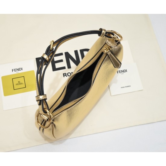 Size 24220 Model 1007Fendi Spring/Summer 2022 collection introduces a new half-moon underarm bag style with FENDI's metal letter logo at the bottom of the bagSuper valiant underarm bagThis year's underarm bag is the mainstream of the proper styling artifa
