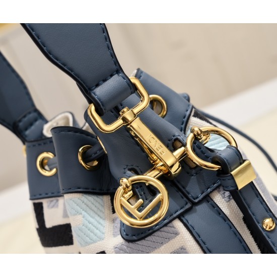 200 model 0189 with box FENDI small bucket large capacity is really too loaded la fendi new small bucket this proper retro street feeling very fashionable figure although it is a small a mini bucket bag is really full of loaded cell phone nursery car keys