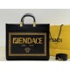 Upgraded cowhide batch 380 official website latest Tote FI X Versace co-branded Tote bag 2 brand letters LOGO combined design with resin black handle is the biggest focus of the whole bag single twisted on the very aura also does not strangle the hand the