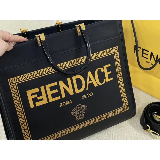 Upgraded cowhide batch 380 official website latest Tote FI X Versace co-branded Tote bag 2 brand letters LOGO combined design with resin black handle is the biggest focus of the whole bag single twisted on the very aura also does not strangle the hand the