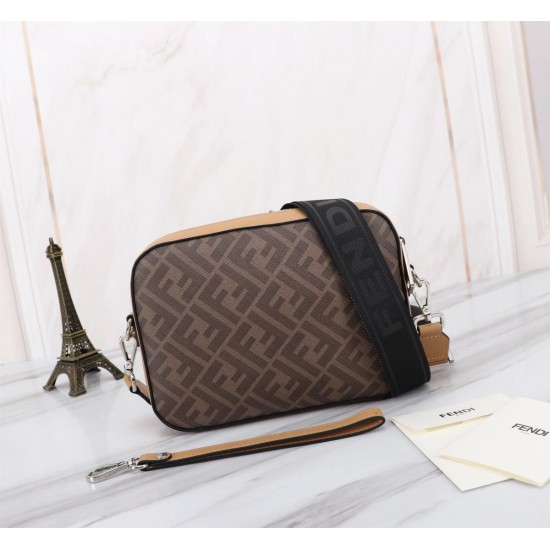 Brand FENDI Fendi model number PVC black stripe camera bag color brown size 23165 material head layer imported nappa cowhide double letters PVC FENDI pouch Fendi men's bag super explosive models to come pull the head layer nappa cowhide hand-stitched fine