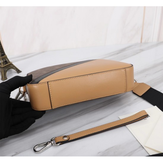 Brand FENDI Fendi model number PVC black stripe camera bag color brown size 23165 material head layer imported nappa cowhide double letters PVC FENDI pouch Fendi men's bag super explosive models to come pull the head layer nappa cowhide hand-stitched fine