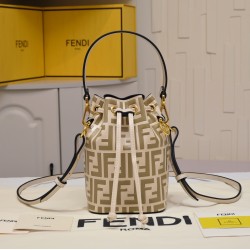 180 upgraded version of the 100% cowhide Fendi MINI BUCKET small and exquisite but so large capacity double F classic and return to the unique F double circle on this exquisite system to add a chic embellishment can be handheld or crossbody to meet your v