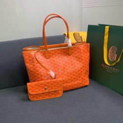 Goyard Goyard launched a new twin shopping bag this bag looks like two classic shopping bags tote bag back to back together inside is two separate space Oh classic practical generous belong to the size of the medium bottom length 34 on the length 46 botto