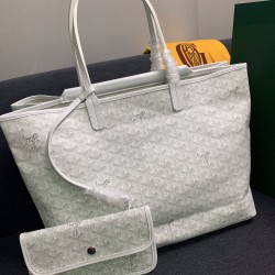 Goyard Goya launched a new twin shopping bag this bag looks like two classic shopping bags tote bag back to back together inside is two separate space Oh classic and practical generous belongs to the size of the medium bottom length of 34 on the length of