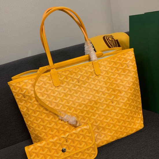 Goyard Goyard launched a new twin shopping bag this bag looks like two classic shopping bags tote bag back to back together inside is two separate space Oh classic practical generous belong to the size of the medium bottom length 34 on the length 46 botto