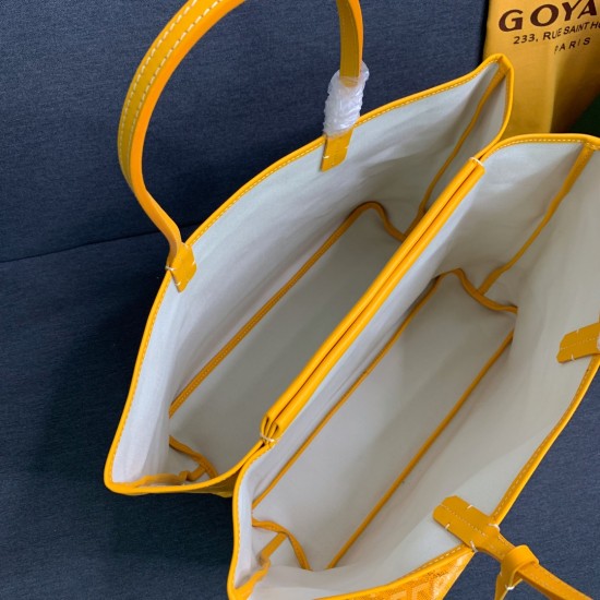 Goyard Goyard launched a new twin shopping bag this bag looks like two classic shopping bags tote bag back to back together inside is two separate space Oh classic practical generous belong to the size of the medium bottom length 34 on the length 46 botto