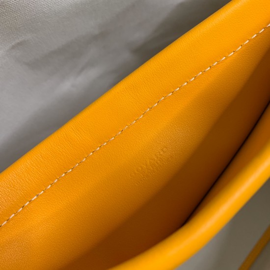 Goyard Goyard launched a new twin shopping bag this bag looks like two classic shopping bags tote bag back to back together inside is two separate space Oh classic practical generous belong to the size of the medium bottom length 34 on the length 46 botto