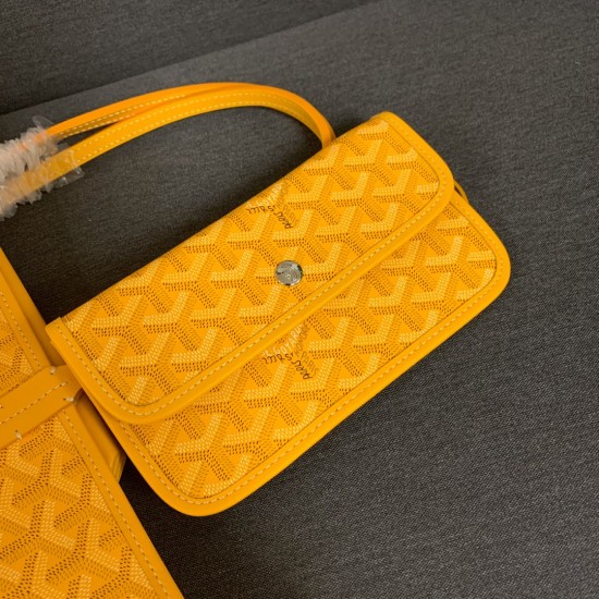 Goyard Goyard launched a new twin shopping bag this bag looks like two classic shopping bags tote bag back to back together inside is two separate space Oh classic practical generous belong to the size of the medium bottom length 34 on the length 46 botto