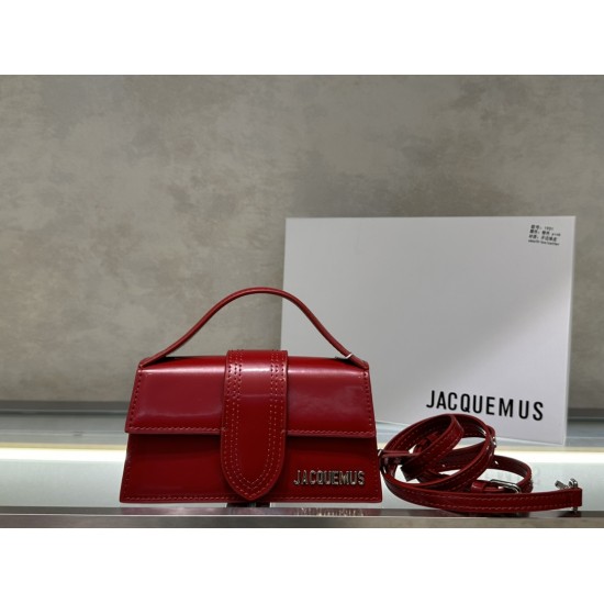 Open-edge beaded leather
 Bambin* Crossbody/Handbag
At first glance, the glossy leather has a high level of sophistication, injecting a touch of French lightness! The new patent leather material for fall and winter is super nice~ The high saturation color