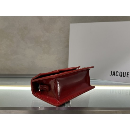 Open-edge beaded leather
 Bambin* Crossbody/Handbag
At first glance, the glossy leather has a high level of sophistication, injecting a touch of French lightness! The new patent leather material for fall and winter is super nice~ The high saturation color