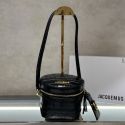 The new series le Vanito cosmetic bag is simply too good-looking, retro shoulder crossbody / handbag, adjustable shoulder strap crossbody retro open bead design as always versatile, really super Milk Si aura full open simply do not too absorb the essence 