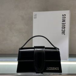 Open-edge beaded leather
 Bambin* Crossbody/Handbag
At first glance, the glossy leather has a high level of sophistication, injecting a touch of French lightness! The new patent leather material for fall and winter is super nice~ The high saturation color