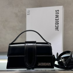 Open-edge beaded leather
 Bambin* Crossbody/Handbag
At first glance, the glossy leather has a high level of sophistication, injecting a touch of French lightness! The new patent leather material for fall and winter is super nice~ The high saturation color