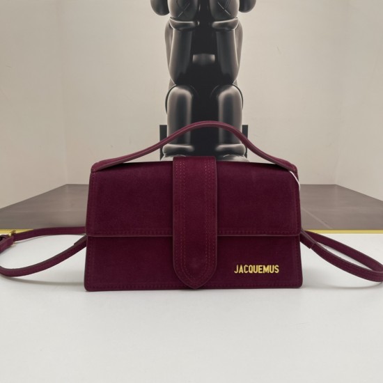 
Jacquemus̶ bamnino New Crossbody Bag
The niche brand that's literally blowing up on ins is back with a new hit.
The new bag design also adds suede material, which is more suitable for the texture of fall and winter. It can be turned into a handbag in sec