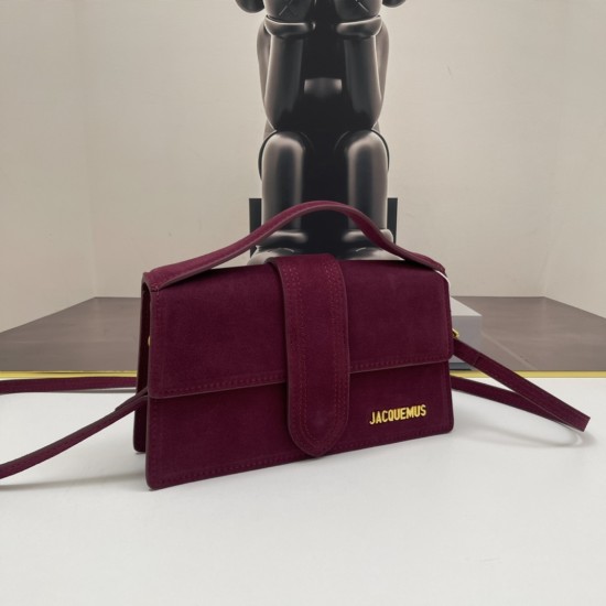 
Jacquemus̶ bamnino New Crossbody Bag
The niche brand that's literally blowing up on ins is back with a new hit.
The new bag design also adds suede material, which is more suitable for the texture of fall and winter. It can be turned into a handbag in sec