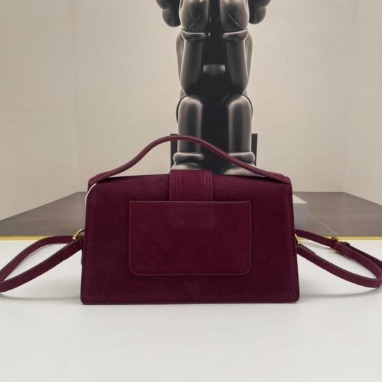 
Jacquemus̶ bamnino New Crossbody Bag
The niche brand that's literally blowing up on ins is back with a new hit.
The new bag design also adds suede material, which is more suitable for the texture of fall and winter. It can be turned into a handbag in sec
